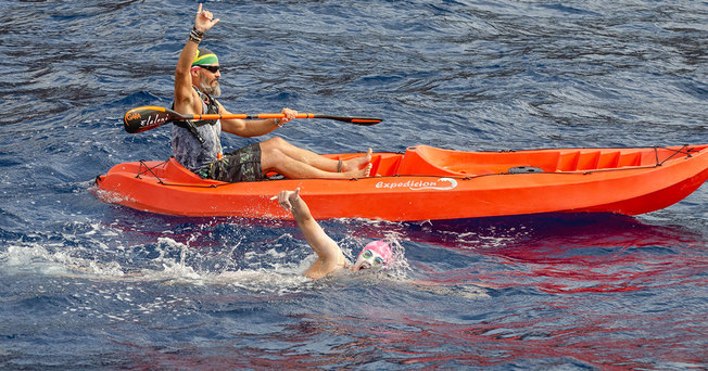 Desktop top swim sarah ferguson near canoe from above water
