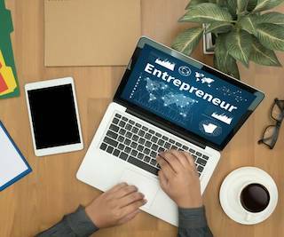 Desktop entrepreneur 600 dreamstime