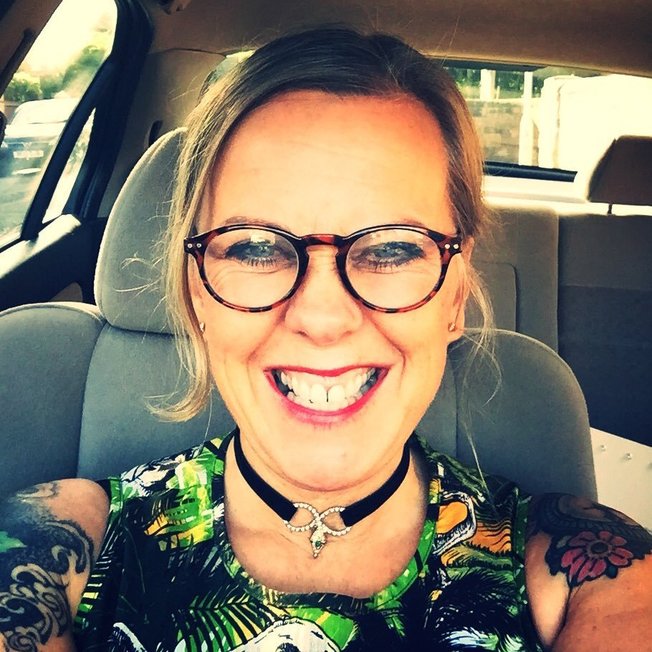 Desktop steph magenta pic